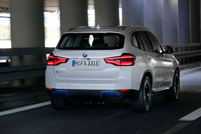 Dank 74-kWh-Akku soll das Elektro-SUV nach dem WLTP-Zyklus 460 Kilometern weit kommen. (Bild: BMW)