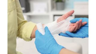 Chronische Wunden entstehen meist nicht durch Infektionen allein, sondern durch eine fehlgesteuerte Immunreaktion. (Symbolbild) (Bild: © New Africa - stock.adobe.com)