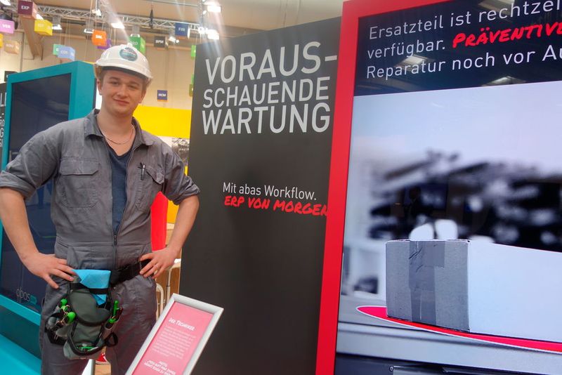 Intel zeigte an seinem Stand, wie mobile Servicekräfte in der Zukunft ausgestatt sind und arbeiten.   (Bild: Markus Dalke)