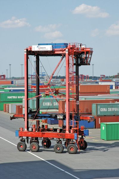 Eine Flotte von 240 Straddle Carriern transportiert und stapelt die Container auf dem Terminalgelände. (Bild: Sabine Nollmann)