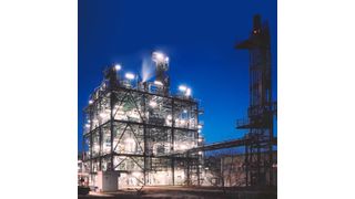 Die Produktionsanlagen des Standortes Schwarzheide bei Nacht. Auf dem Foto ist die MNT-Anlage zu sehen. Mononitrotoluol ist ein Ausgangsstoff für die Isomerentrennung und zur Synthese von Toluidin. (Bild: BASF SE)