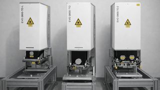 Varianten des Prozessmodul EVO 0800-TD. Als kompaktes Dual-Station Modul ist es für die 
nahtlose Integration in automatisierte Fertigungslinien optimiert und ermöglicht das Schweißen von zwei 
Baugruppen in einem Arbeitsgang.  (Bild: Evosys)