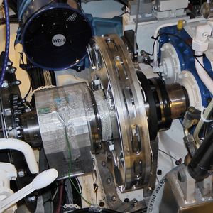 Der aktive Drehschwingungsaktor wird direkt in den Schiffsmotor integriert.