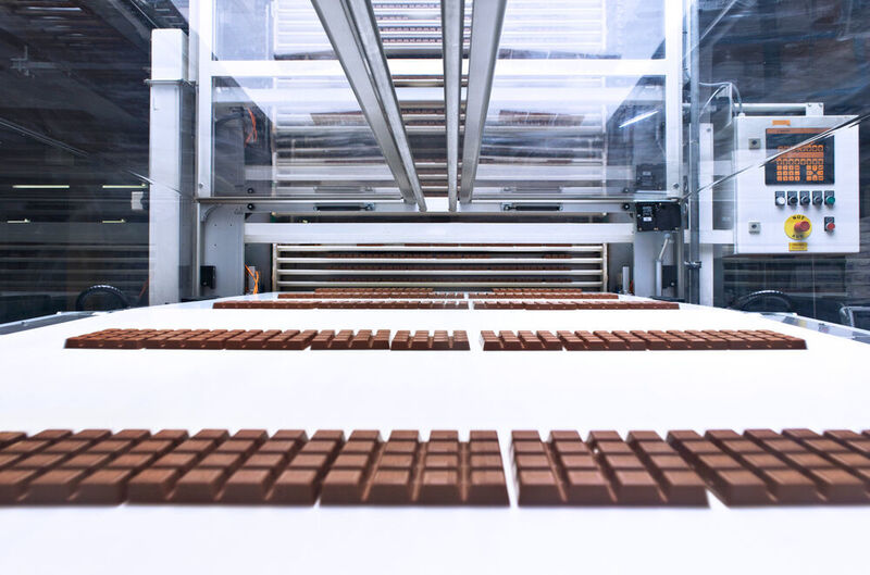 Im Speicher wird die Schokolade gepuffert und der Verpackungsmaschine gezielt zugelei-tet. Druckluft wird auch hier für die Steuerung der Anlage eingesetzt. (Alfred Ritter GmbH & Co. KG)