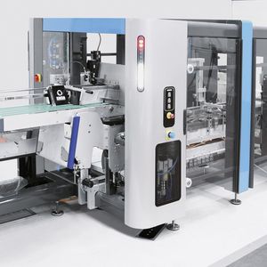 Glänzendes Beispiel einer neuen Maschine aus der „Bahnbrechenden Generation“ von Cama mit geringerem Platzbedarf: Der Side-Loader „CL“. In drei Schritten werden Kartons geöffnet, mit vielen unterschiedlichen Produkten befüllt und verschlossen.