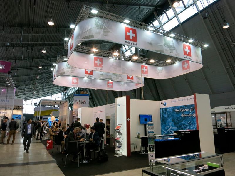 Der Gemeinschaftsstand von Swiss Medtech, dem Branchenverband der Schweizer Medizintechnik, gut zu erkennen in der Mitte der Halle. (Engelke/Devicemed)