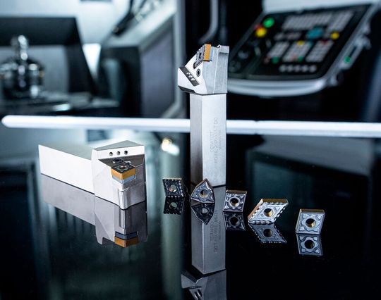 Auf der Intec stellt Ceratizit vom 7. bis 10. März 2023 auch das System Maxilock-N vor. Es handelt sich dabei um Drehhalter, die das Kühlschmiermittel über vier Düsen an den Ort des Zerspanungsgeschehens leiten, was die Werkzeug-Standtandzeit stark erhöht, heißt es.(Bild:  Ceratizit)