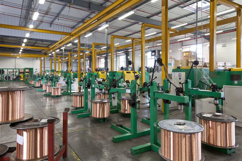 Zudem verfügt Lapp über eine große Auswahl verschiedener Draht-Flechtmaschinen mit 18 bis 48 Spindeln. Die Extrusionsanlagen können jede Art von thermoplastischem Material, wie FEP, TPU oder TPE und auch Duroplast, wie XLPE, verarbeiten. Dabei werden Kabel mit Durchmessern von 0,8 bis 120 Millimeter produziert. (Bild: Lapp)