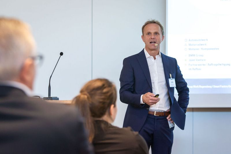 Key-Note-Speaker Marcus Wollens, Leiter Produktionssteuerung, Produktionssystem, Controlling und Logistik im BMW-Werk Regensburg, beschrieb die Ziele, die sein Unternehmen mit der smarten Fabrik verfolgt. (Stefan Bausewein)