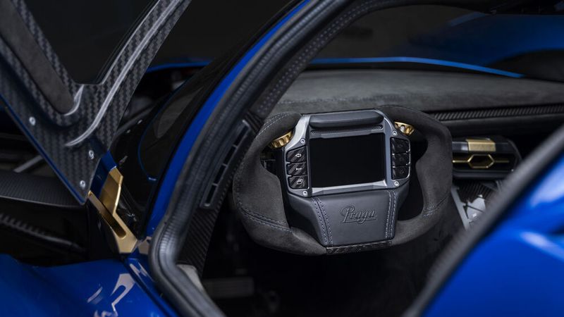 Anzeige- und Bedienelemente gruppieren sich auf dem rechteckigen Lenkrad. (Bild: Praga)