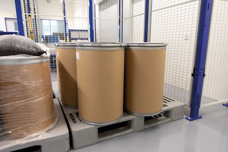 Als Ladungsträger kommen im Flüssigstofflager Chemiepaletten und Europaletten zur Anwendung. (Stöcklin Logistik)