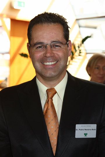 Aus der Sicht der einzelnen Aftermarket-Branchen überbrachten Dr. Pedro Navarro-Both, Leiter Autohausgeschäft Pirelli Deutschland, ...  (Archiv: Vogel Business Media)