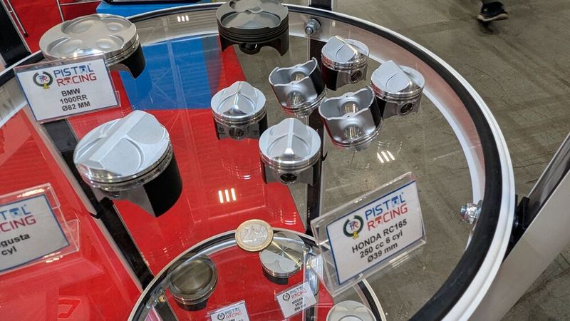 Nachfertigung auch für ausgefallene Motorgrößen: Kolben für einen 250-ccm-Sechszylinder von Honda. (Bild: Dominsky )