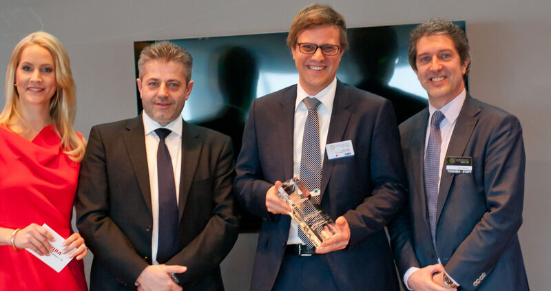 Bechtle Logistik & Service wurde als größter Partner im Bereich Options & Services in Deutschland ausgezeichnet. v. l.: Judith Rakers (Moderatorin), Hannes Schipany (Toshiba), Felix Heller (Bechtle), Dirk Thomaere (Toshiba) (Toshiba Europe)
