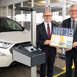 Verbandspräsident Michael Ziegler (li.) und Staatssekretär Julian Würtenberger werben für Sicherheit im Straßenverkehr durch den Licht-Test.(Bild:  Landesverband BW)