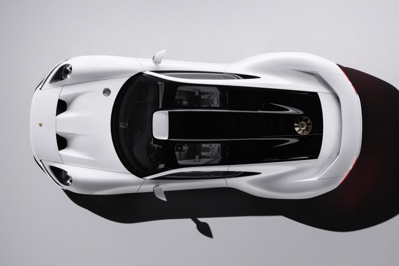 Unter der Abdeckung wird es wohl einen Verbrenner geben. (Bild: Porsche)