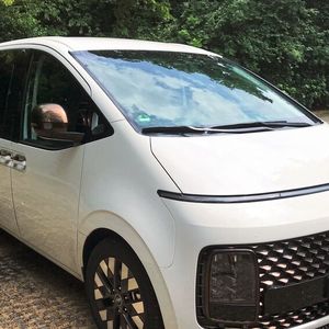 Markanter Kühlergrill, quadratische Leuchten, LED-Tagfahrleuchte über die gesamte Fahrzeugbreite – Hingucker schlechthin ist beim Staria die Frontpartie.(Bild:  Wolfgang Michel – VCG)