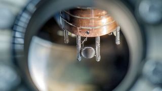 Probenhalter mit drei Einkristallen, auf deren Oberfläche die Katalysatorpartikel abgeschieden werden. (Bild: Andreas Heddergott / TU Muenchen)