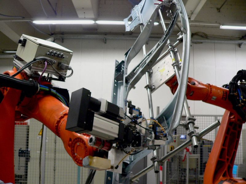 Bild 2: Beim Kleberauftrag arbeiten kooperierende Roboter im Team.  Bild: Daimler-Chrysler (Archiv: Vogel Business Media)