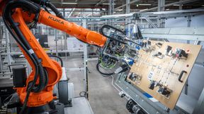 Der Leitungssatz bekommt durch automatisiertes Taping seine finale Form. (Bild: Audi)