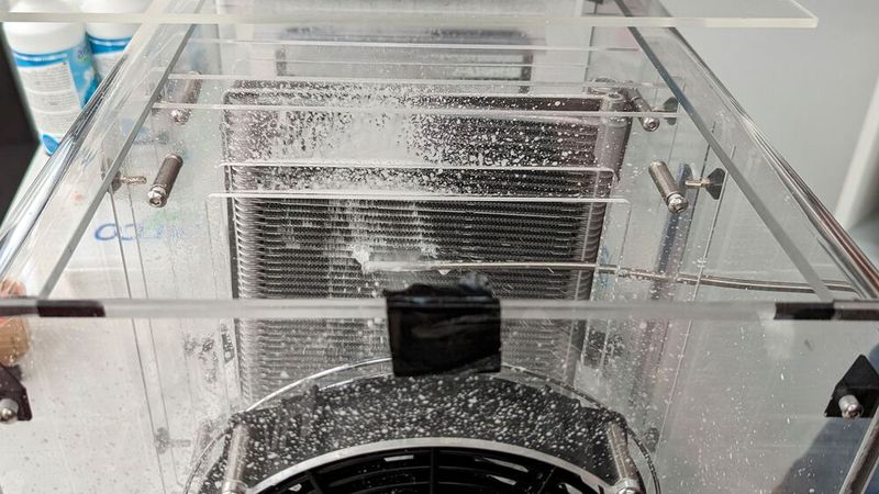 Denn nur so lassen sich die schleimigen Anhaftungen aus Bakterien und Schimmelpilzen wirklich bekämpfen – ein von außen eingebrachtes Spray hilft da nicht.  (Bild: Rosenow – VCG)