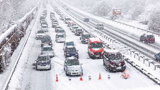 Im Winter müssen Mitarbeiter Vorkehrungen treffen und beispielsweise bei stauanfälligen Strecken entsprechende Zeitpuffer einbauen.  (Bild: ©Rico Löb - stock.adobe.com)