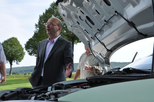 Wolfgang Hermann betrachtet den Motorraum des Fluence... (Stephan Richter)