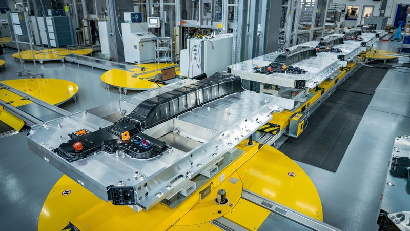 Webasto produziert die Batteriesysteme für den Mercedes-AMG GT 4-Türer Coupé. Die Packlinie steht in Schierling.(Bild:  Webasto)