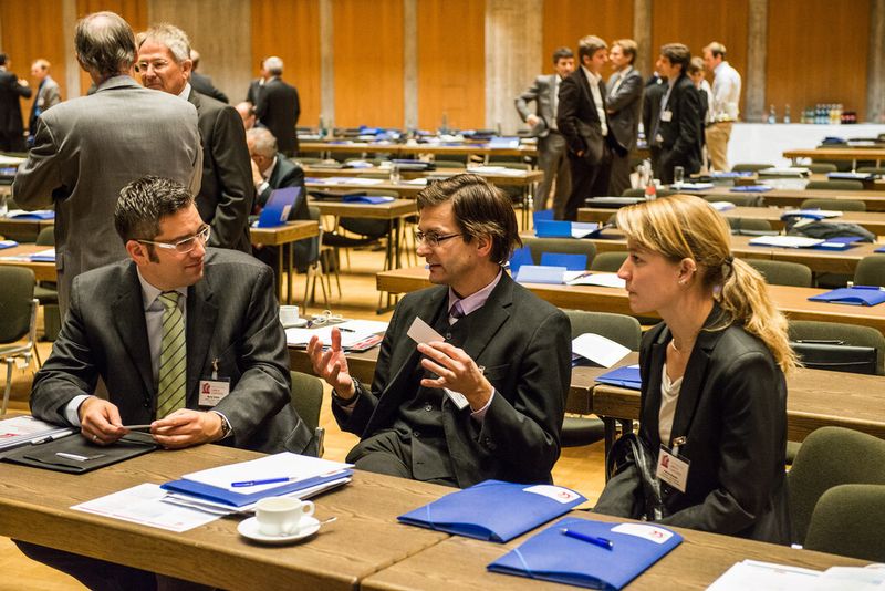 Viele Teilnehmer der Fachtagung Carbon Composites 2012 nutzen die Pausen für fachliche Diskussionen. (Bild: Mack)