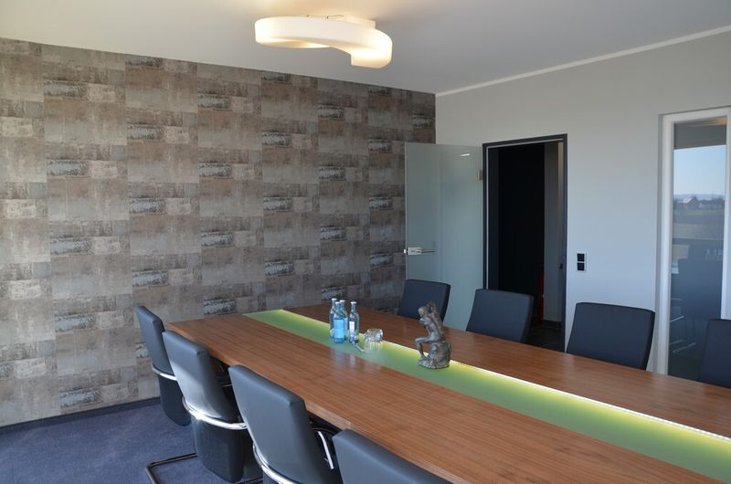 Auch das neue Besprechungszimmer gefällt durch modernes Raumdesign. (Bild: Pfrang)