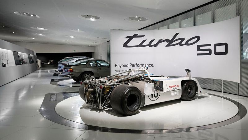 Der erste Turbo: Für die CanAm-Rennserie in den USA und Kanada entwickelt, leistet der Motor des 917/10, lange bevor diese Technologie 1977 in der Formel 1 auftaucht, Pionierarbeit und bringt eine Leistung von rund 1.000 PS auf die Strecke.(Bild:  Porsche)