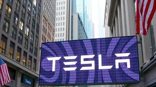 Die Tesla-Aktie hatte in letzter Zeit kein leichtes Spiel bei Anlegern. Ende letzter Woche hat Elon Musk aber tief in die Tasche gegriffen und 2,5 Millionen Aktien erworben. Der Kurs ging danach deutlich nach oben. Hier erfahren Sie, was der Multimilliardär damit offensichtlich bezweckt ... (Bild: AP)