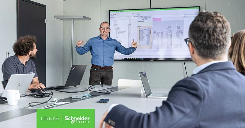 Matthias Kaufmann bei einem Meeting zu EcoStruxure Automation Expert (Bild: Schneider Electric)