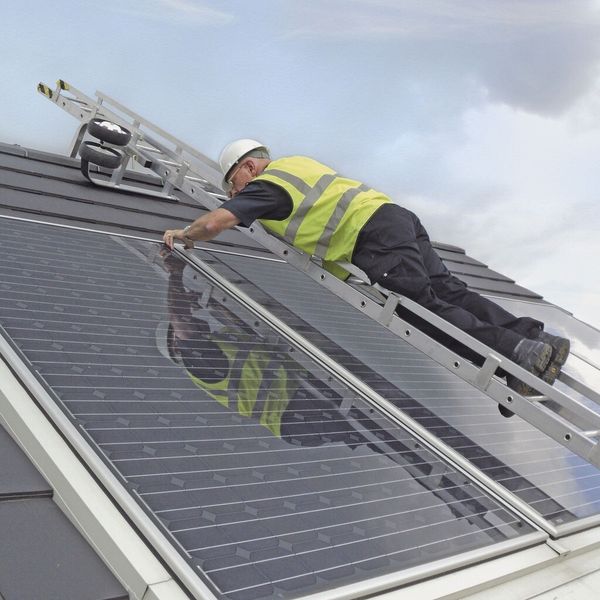 Solar Ladder ist eine mobile Aluminium-Leiterbrücke für alle Arbeiten rund um die Montage, Wartung und Pflege von Solarpaneelen auf Satteldächern. (Bild: Kee Safety)