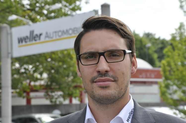 Marcel Wildermuth, stellvertretender Geschäftsführer von Weller Automobile, nutzt Facebook & Co., um die Kunden auf die Homepage des Autohauses zu lenken. (Foto: Richter)