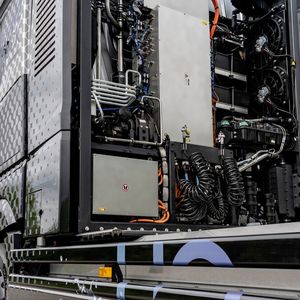 Der Truck mit dem Brennstoffzellensystem muss die selben Anforderungen erfüllen wie die Lkws mit herkömmlichem Antrieb: 1,2 Millionen Kilometer Laufleistung, zehn Betriebsjahre und insgesamt 25.000 Betriebsstunden.(Bild:  Daimler Truck)