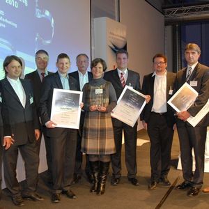 v.li. Vertreter von Kuka Robots: Markus Gögler, René Kammermeier (Agentur: zeroseven), Dr. Andreas Bauer - Vertreter von ABB Automation Products: Dr. Marion Hebach, Kai Jan Neumann - Vertreter der Agentur von Bosch Rexroth: Christopher Bouveret und Dieter Schneider, Buena la Vista AG - im Hintergrund die Moderatoren des B2B-Marketing-Awards: v.l. Dr. Gunther Schunk (Vogel Business Media), Thomas Koch (Crossmedia) und der Vorsitzende der Fachjury Christian Schmitt (Objektleiter von media-TREFF) 