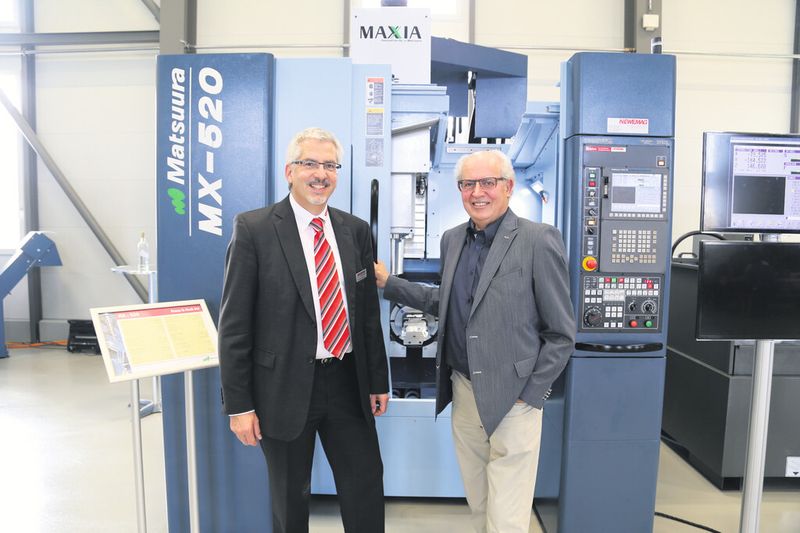 Der Gründer der Newemag AG Tony Huber gemeinsam mit Pirmin Zehnder vor einem Matsuura-BAZ. T. Huber: «Herr Zehnder hat die Newemag AG ausgezeichnet weiterentwickelt.» (Bild: M. Böhm)