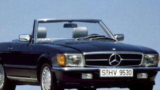 Zeitlos schön: Der 1971 erstmals vorgestellte Mercedes SL erlebte 1985 eine Neuauflage, die im Jahr 2015 Oldtimer-Status erhält. (Foto: Mercedes)