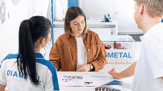L'équipe de Diametal a développé une gamme complète d'outils standardisés pour la production de prothèses dentaires. L'équipe de Diametal a développé une gamme complète d'outils standardisés pour la production de prothèses dentaires.