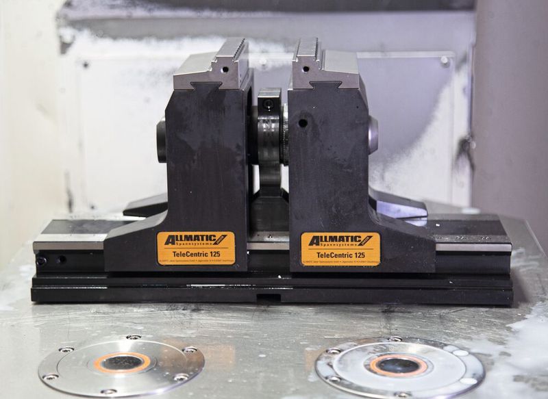 Der neue Tele Centric 125 bringt stolze 40 Kilonewton Spannkraft bei nur 60 Newtonmeter Anzugsmoment. Die Spannweite reicht von 44 bis 227 Millimeter. Mit Spannweiten-Adapter kann die Mindest-Spannweite von 44 auf 11 Millimeter reduziert werden.  (Bild: Allmatic-Jakob Spannsysteme GmbH)