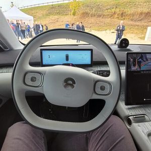 Edler Innenraum mit feinem Leder und Holzdekor – nur hier und da ein unschöner Spalt.(Bild:  Wehner / VCG)