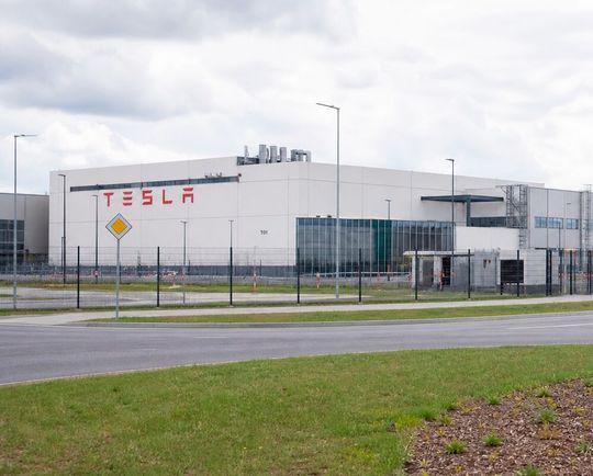 Der von Tesla geplante Ausbau der Fertigungskapazitäten für Fahrzeuge und Batterien in Grünheide bei Berlin scheint ins Rollen zu geraten, wie der US-Elektroautohersteller jetzt informiert ...(Bild:  KI-generiert)