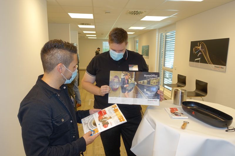 Thomas Müller, S&K, zeigt stolz seine kreierte Anzeige in der IT-BUSINESS und Cihan Hazar, diefarbenull, findet sie sehr amüsant. (Bild: IT-BUSINESS)