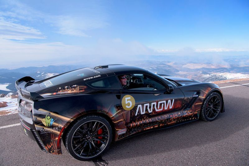 Die Bergrennstrecke, die aus zahlreichen Serpentinen besteht und um 1440 m ansteigt, fasziniert Autofans auf der ganzen Welt. (Ellen Jaskol)