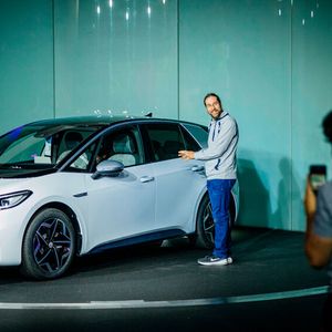 ... den ersten VW ID 3 an Christian Stadier.(Bild:  Volkswagen)