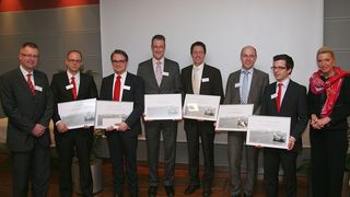 Maria-Elisabeth Schaeffler (r.) und Robert Schullan (l.) gratulierten den Preisträgern: Peter Döpker, Dr.-Ing. Matthias Kreismeyer, Dr.-Ing. Ralf Christel, Dr.-Ing. Dipl.-Phys. Ralf Sölter, Dr.-Ing. Stephan Tremmel, Dr.-Ing. Lucas Ginzinger (von links). (Schaeffler)