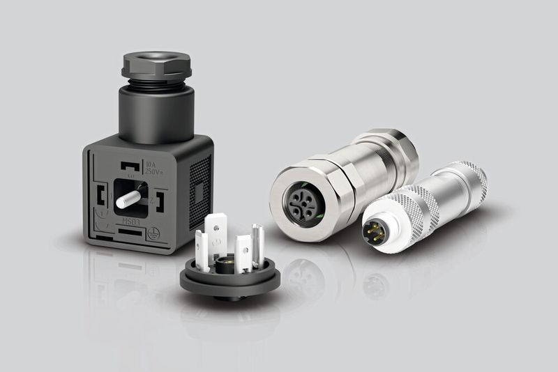 Steckverbinder werden nach branchenspezifischen Normen wie DIN EN 50155, DIN EN 61373 und DIN EN 45545-2 getestet und qualifiziert, um Sicherheit und Funktionsfähigkeit im Bahnbetrieb zu gewährleisten. (Bild: binder)