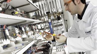 Christian Saffert, Chemielaborant, überprüft am „Multi-Kanal-Testsystem“ die Speicherkapazitäten verschiedener Lithium-Ionen-Testbatterien. (Bild: BASF)