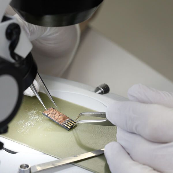 Im Reinraum retten Profis auch verloren geglaubte Daten von Festplatten oder Flash-Speichern.